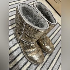 Great condition women Uggs. Silver/gold sequence. They are the original ones.